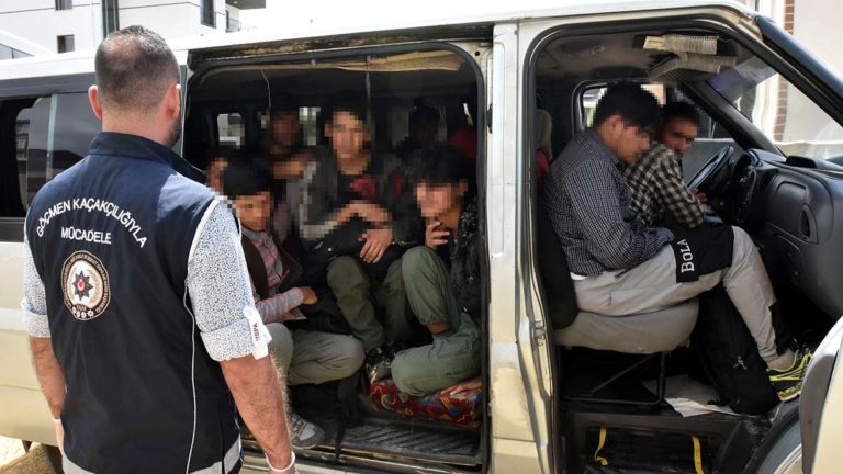 10 kişilik minibüste 20 kaçak göçmen yakalandı