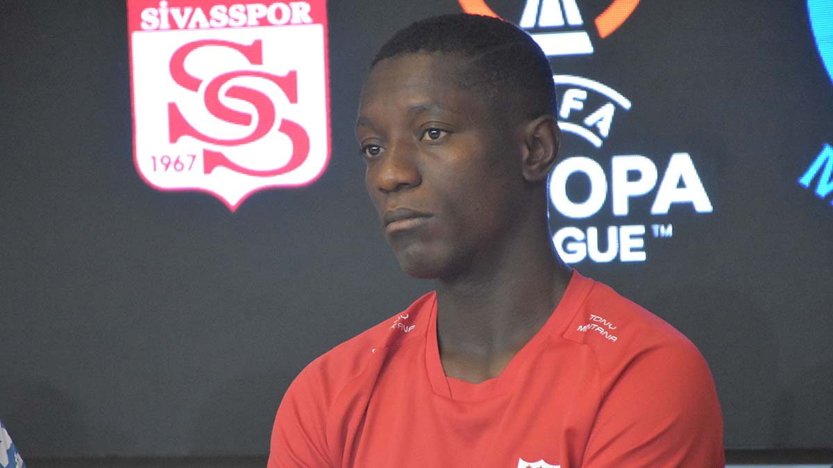 Sivasspor Teknik Direktörü Rıza Çalımbay, "Bu maçta hür türlü riski göze almamız gerekiyor. Çünkü bizim için, Türkiye için önemli. Takımıma güveniyorum" dedi.