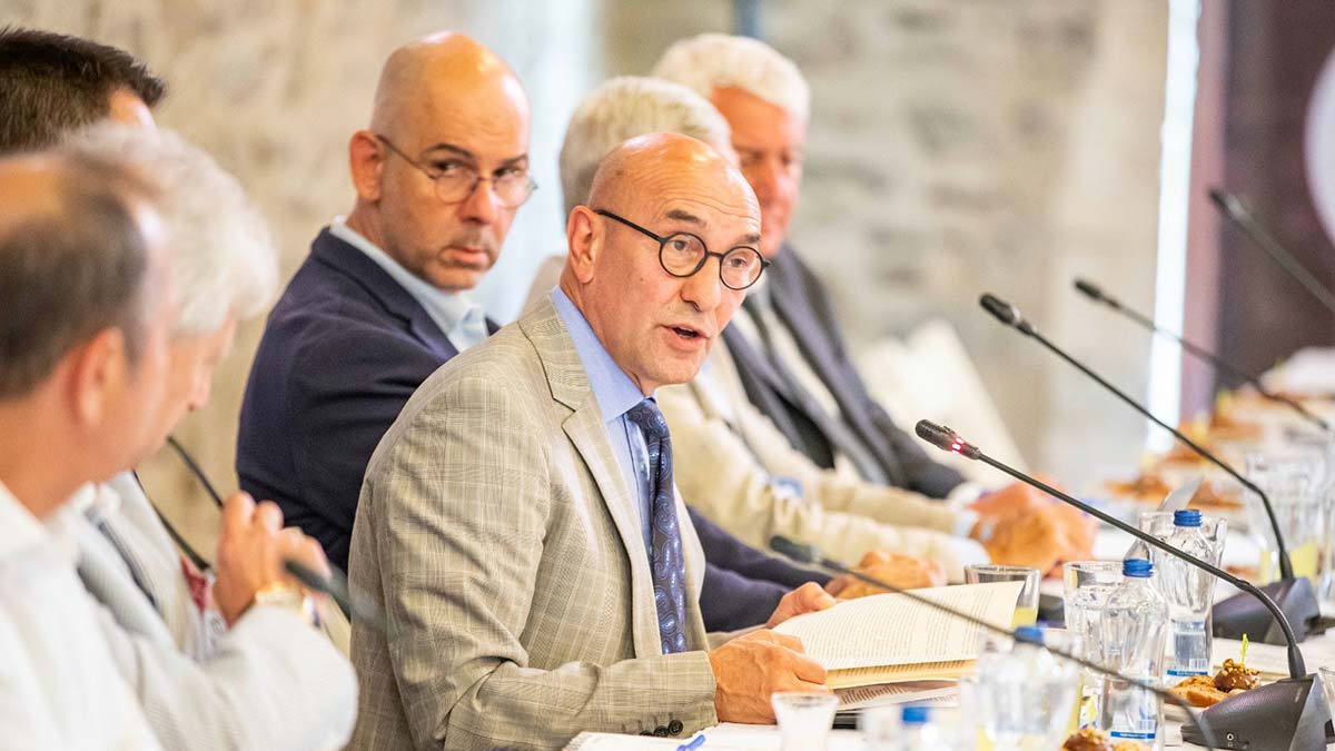 İzmir Büyükşehir Belediye Başkanı Tunç Soyer, “Üstlendiğimiz bu sorumluluğun tarihsel bir sorumluluk olduğunu asla aklınızdan çıkarmayın. Önümüzde hiçbir engel yok” dedi.