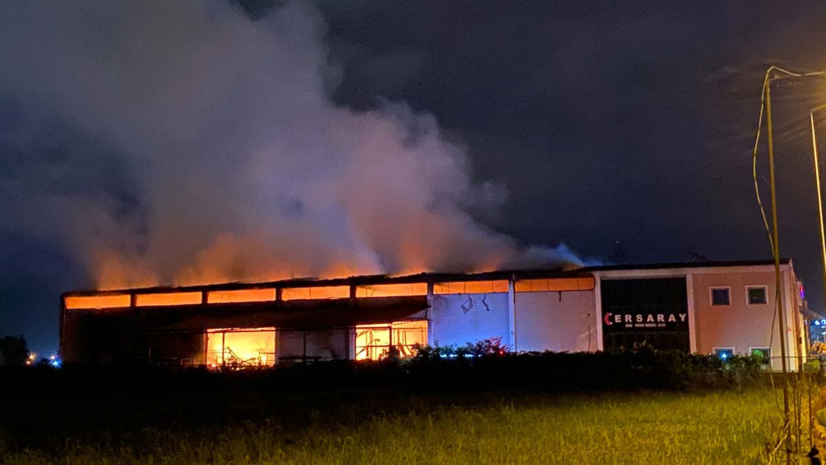 Samsun'da kozmetik deposunda yangın