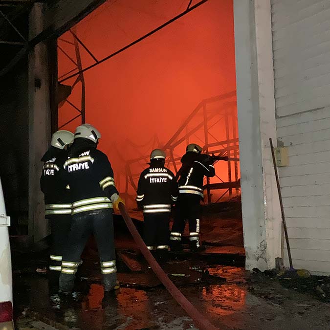 Samsun'da kozmetik deposunda yangın