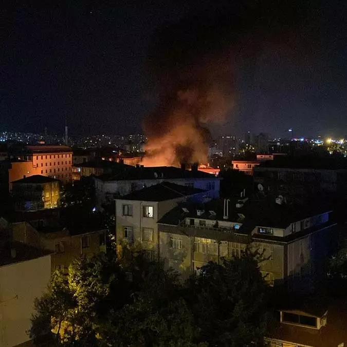 Sancaktepe'de gecekonduda yangın