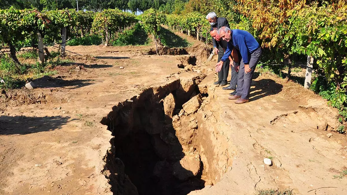 Manisa'nın sarıgöl ilçesinde, hareketliliği yılda 15 santimetreye ulaşan sarıgöl fay hattı, 4 üniversiteden 7 kişilik ekibin yaptığı jeodezik ölçüm sonuçları ve bunların ne anlama geldiği ile ilgili bilgileri içeren makale, uluslararası dergide bilim dünyası ile paylaşıldı.