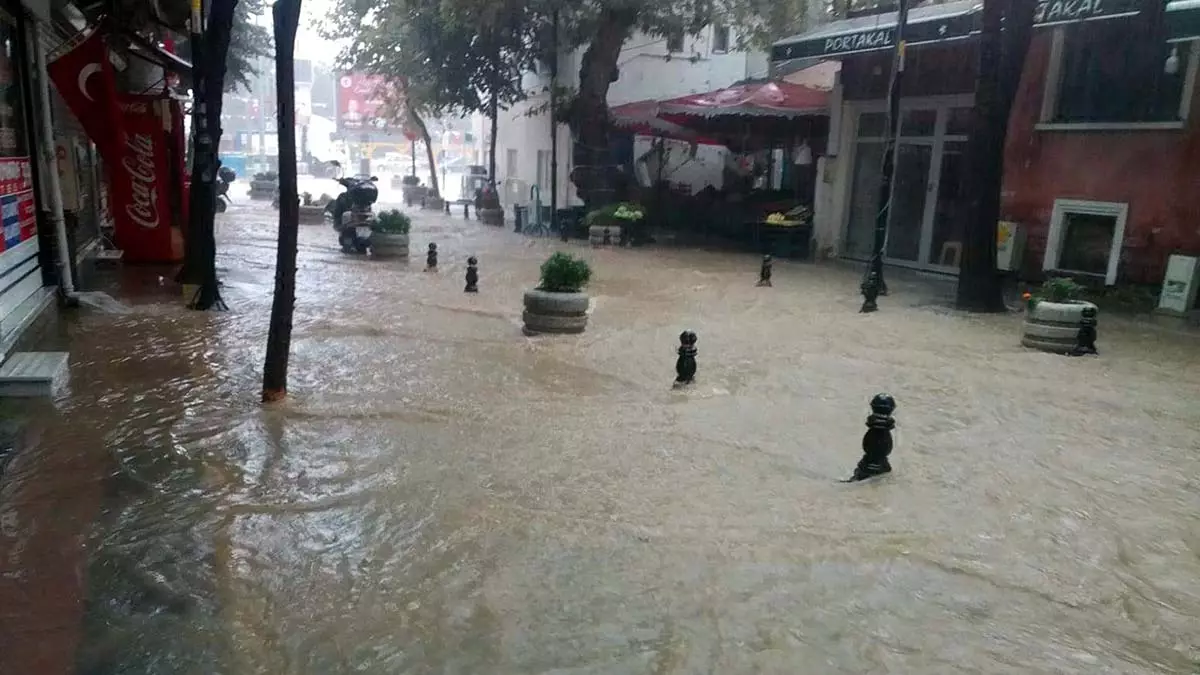 Şarköy'de dolu ve şiddetli yağış