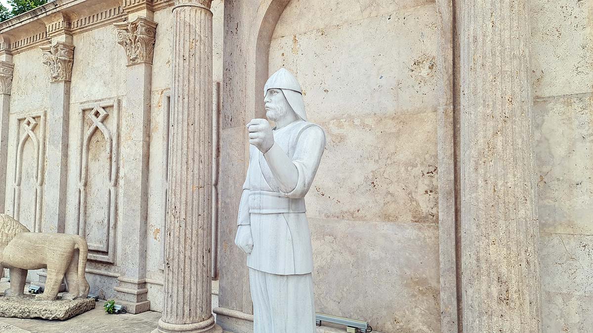 Asker heykelinin mızrağı çalındı