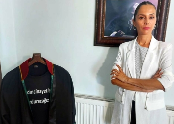 Buca'ya bağlı Kuruçeşme Mahallesi 205/27 Sokak'ta cesedi bazaya koyulduktan sonra ateşe verilen evde ölü bulunan Sibel'in kırmızı bültenle aranan cinayet şüphelisi 6 yıl sonra Türkiye'ye getirildi.