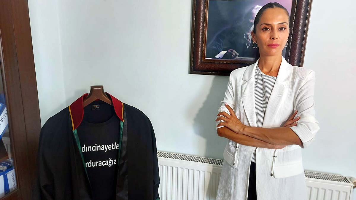 Buca'ya bağlı Kuruçeşme Mahallesi 205/27 Sokak'ta cesedi bazaya koyulduktan sonra ateşe verilen evde ölü bulunan Sibel'in kırmızı bültenle aranan cinayet şüphelisi 6 yıl sonra Türkiye'ye getirildi.