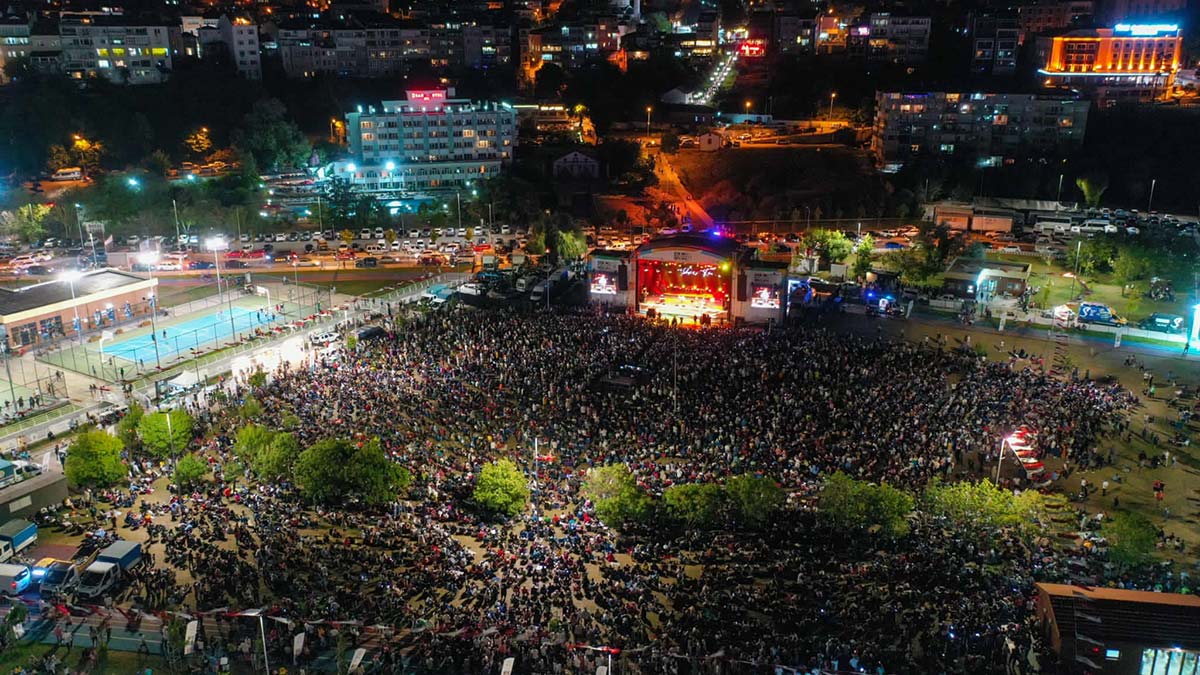 33'üncü Uluslararası Şile Bezi Kültür Şenliği'nin final akşamında Taksim Trio ve Cengiz Kurtoğlu sahne aldı.