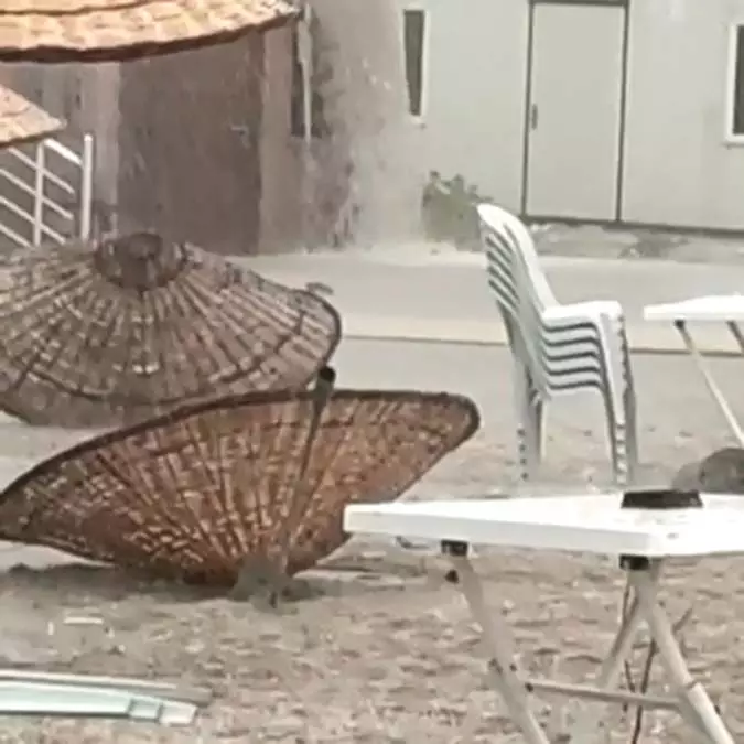 Silivri'de sel suları plajı vurdu