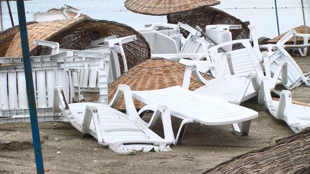Silivri'de sel suları plajı vurdu