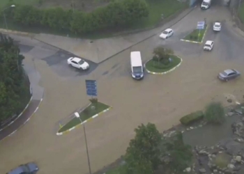 Silivri'de kuvvetli yağış; Yollar göle döndü