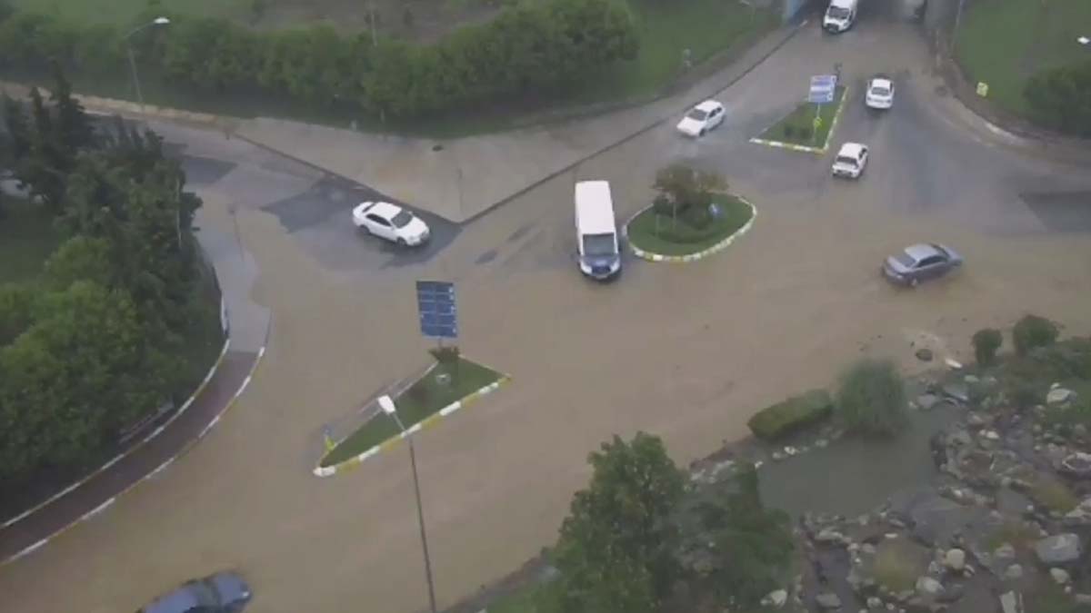 Silivri'de kuvvetli yağış; Yollar göle döndü