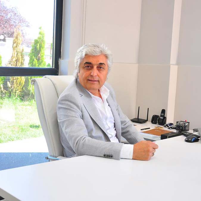 Bekaş İnşaat Yönetim Kurulu Başkanı Bekir Karahasanoğlu, “Sektörümüz ucuz konut projelerinden her zaman olumlu etkilenmiştir. Sosyal konut projesi fahiş fiyatları da düşürecektir” diye konuştu.