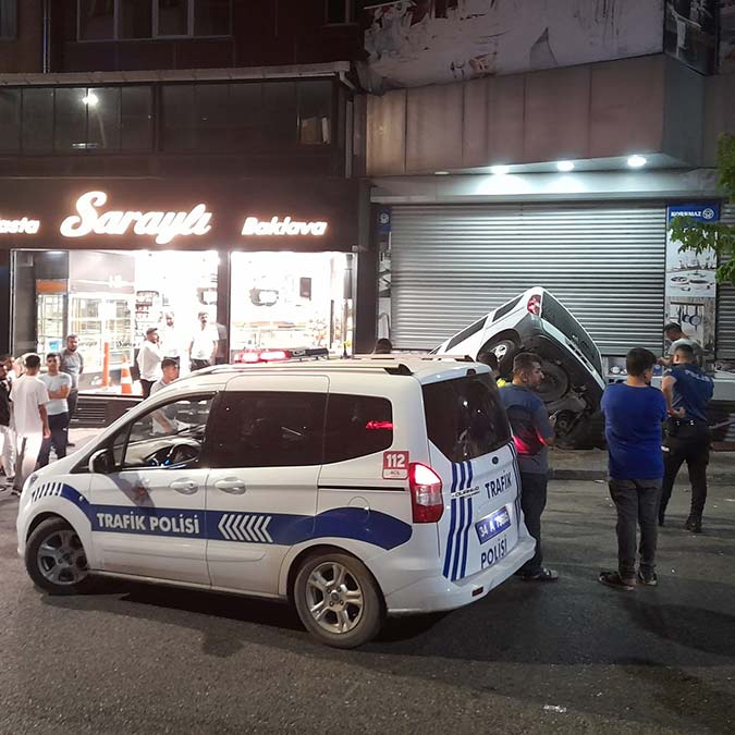 Hafif ticari araç merdiven boşluğuna devrildi