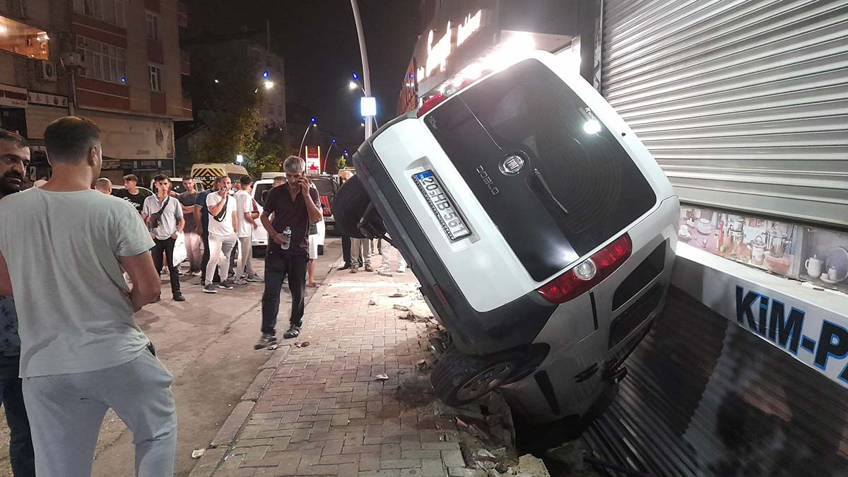 Sultangazi'de hafif ticari araç merdiven boşluğuna devrildi; sürücü yara almadan kurtuldu, Hafif ticari araç, vinç ve çekici yardımıyla bulunduğu yerden kaldırıldı.