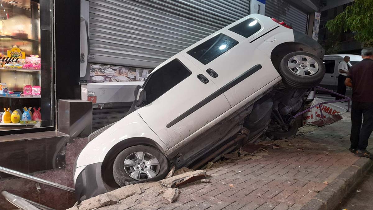 Hafif ticari araç merdiven boşluğuna devrildi