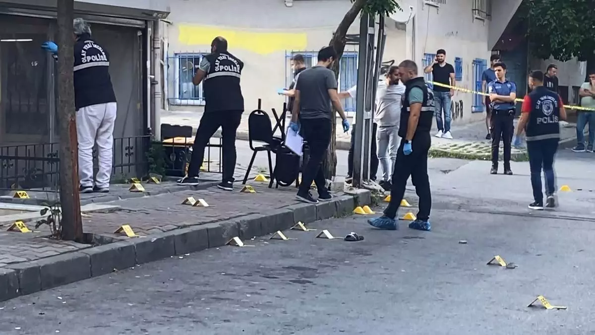 Sultangazi'de silahlı çatışma; 2 ağır yaralı