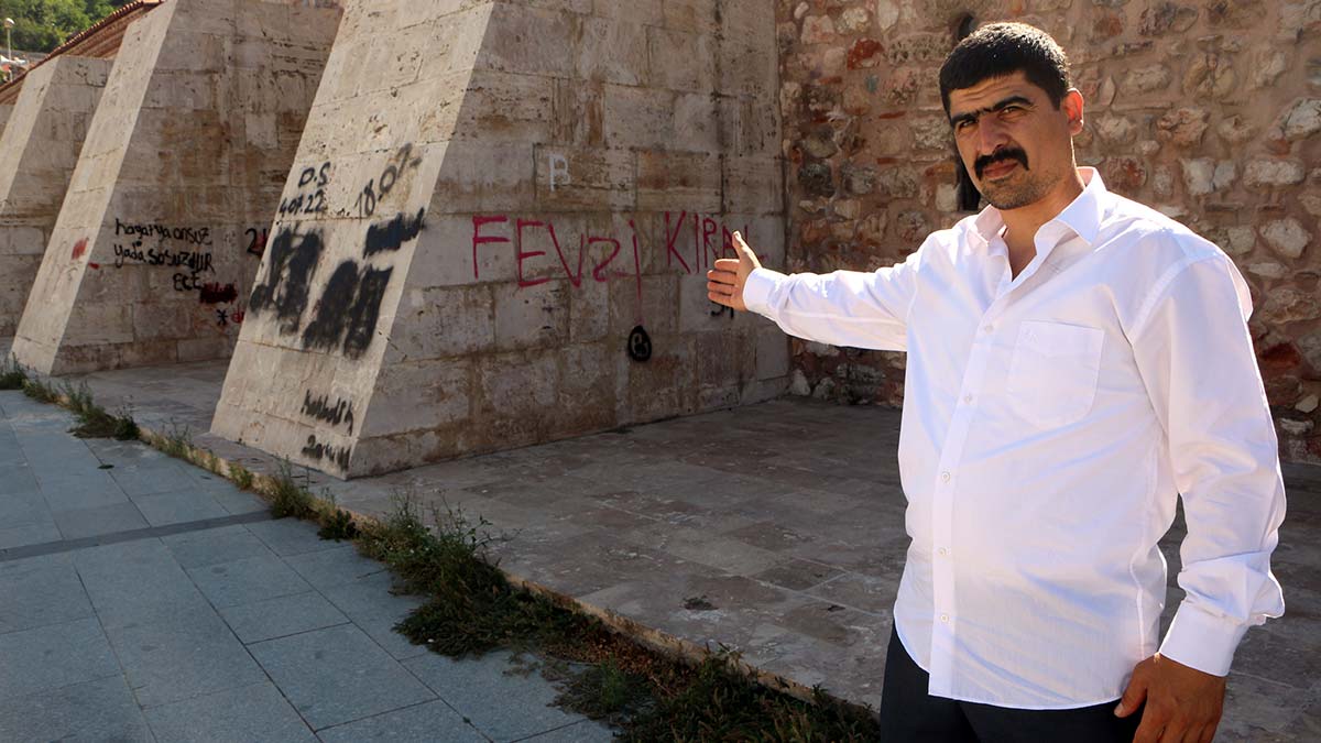 Tokat'ta, 1400'lü yıllarda yapılan Sulusokak'ta bulunan yerli ve yabancı turistlerin ziyaret ettiği Deveciler Hanı'nın yan duvarlarındaki payandalara sprey boyalarla yazılar yazıldı.