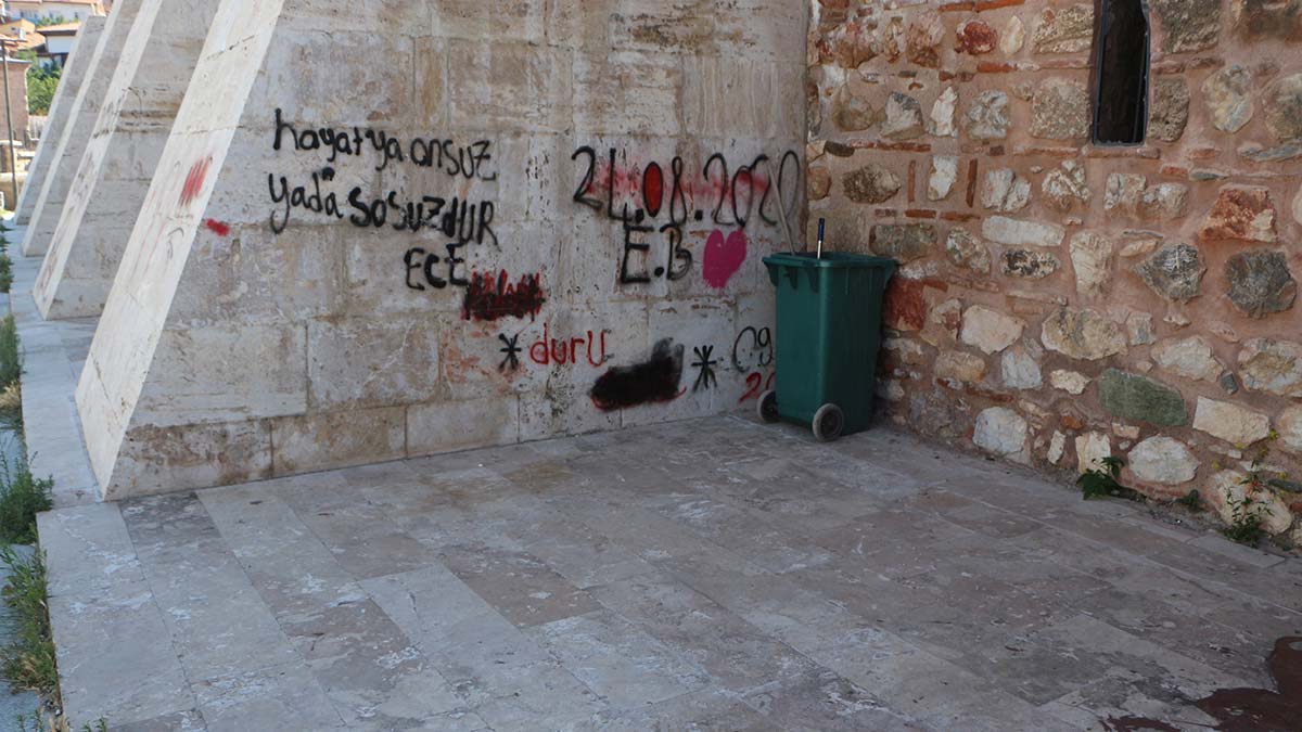 Tarihi payandalara sprey boyalarla yazılar yazıldı