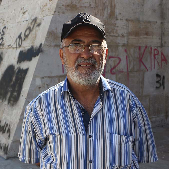 Tarihi payandalara sprey boyalarla yazılar yazıldı