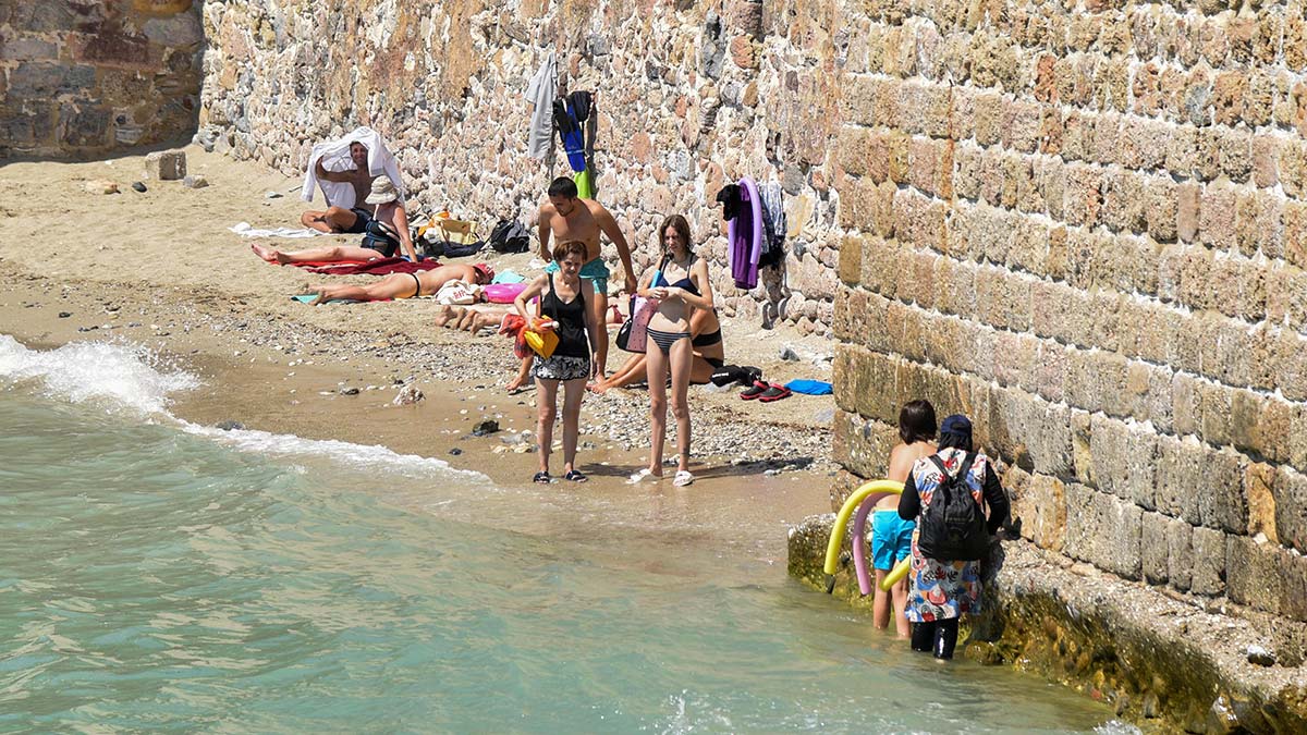 Antalya'nın Alanya ilçesinde, Kızılkule önündeki tarihi kapıdan geçilerek ulaşılan yüzlerce turistin ziyaret ettiği surların dibindeki Tersane Plajı'nda izmarit, plastik şişe, kuruyemiş kabukları sahilin sığ bölümlerinde kirliliğe neden oldu.