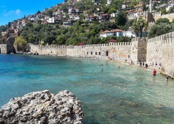 Tersane Plajı'nda izmarit, plastik şişe kirliliği