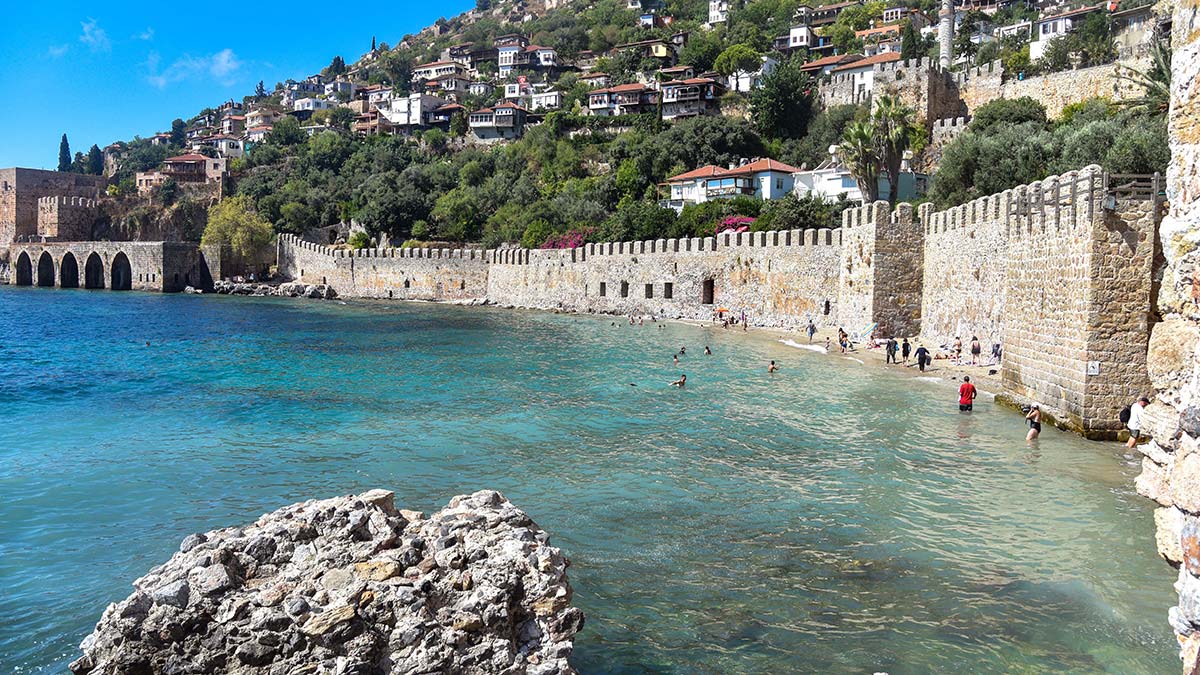 Tersane Plajı'nda izmarit, plastik şişe kirliliği