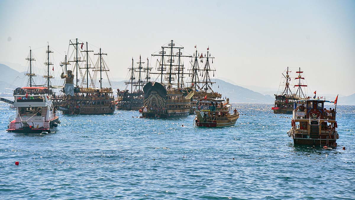 Tersane Plajı'nda izmarit, plastik şişe kirliliği