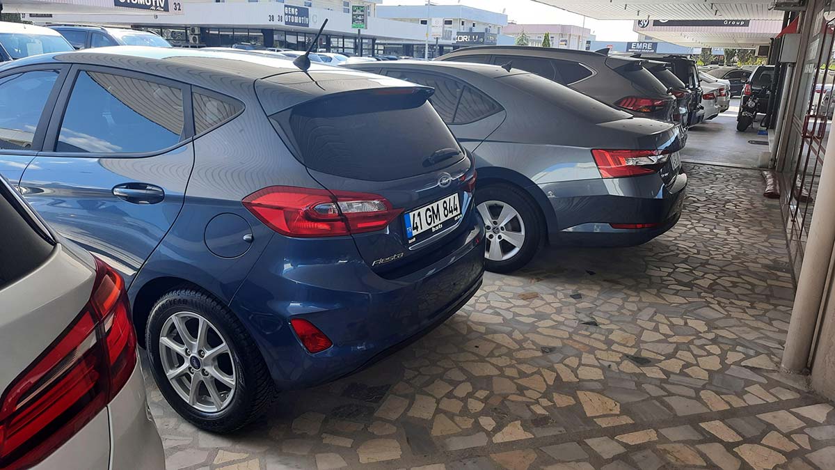 Türkiye Odalar ve Borsalar Birliği Otomotiv Meclis Üyesi ve Kocaeli Oto Ticaret Merkezi Başkanı Fahrettin Batı herkesin araç ihtiyacını mayıs ve haziran ayında çözerek tatile ya da memleketine gittiğini, bu nedenle şimdilerde ikinci el otomobil satışlarında yüzde 50’ye yakın düşüş olduğunu söyledi.