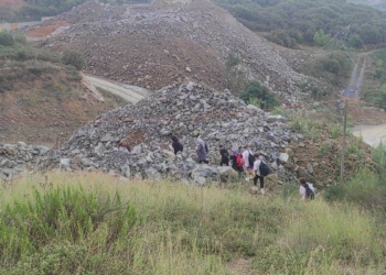 Kamyonet bozuldu; kaçak göçmenler koşarak kaçtı
