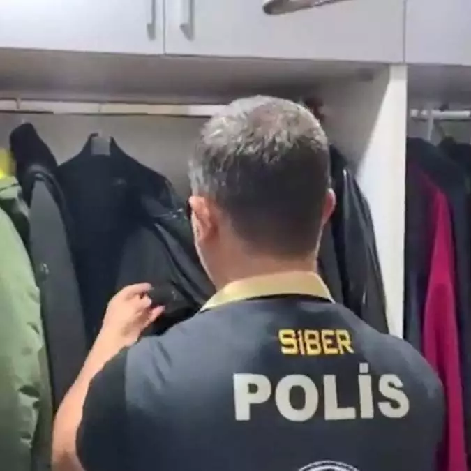 İstanbul merkezli 8 ilde, pkk ve dhkp-c terör örgütleri ile bağlantılı olduğu belirtilen 'totobo' isimli yasa dışı bahis şebekesine düzenlenen operasyonda gözaltına alınan 62 şüpheliden 12'si tutuklandı.