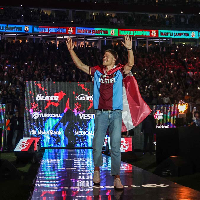 Trabzonspor’un Danimarkalı santraforu Andreas Cornelius'a Kopenhag'dan transfer teklifi geldi. Eski takımına geri dönmek isteyen oyuncu için görüşmeler sürüyor.