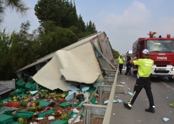 Tur otobüsüyle kamyon çarpıştı; çok sayıda yaralı var