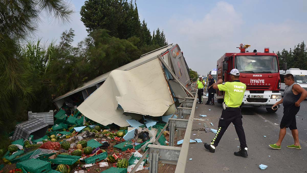 Tur otobüsüyle kamyon çarpıştı; çok sayıda yaralı var