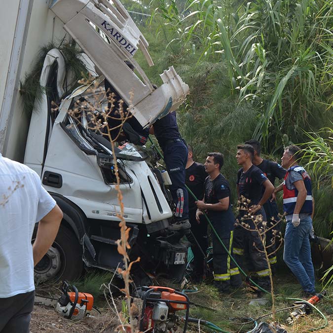 Tur otobüsüyle kamyon çarpıştı; çok sayıda yaralı var