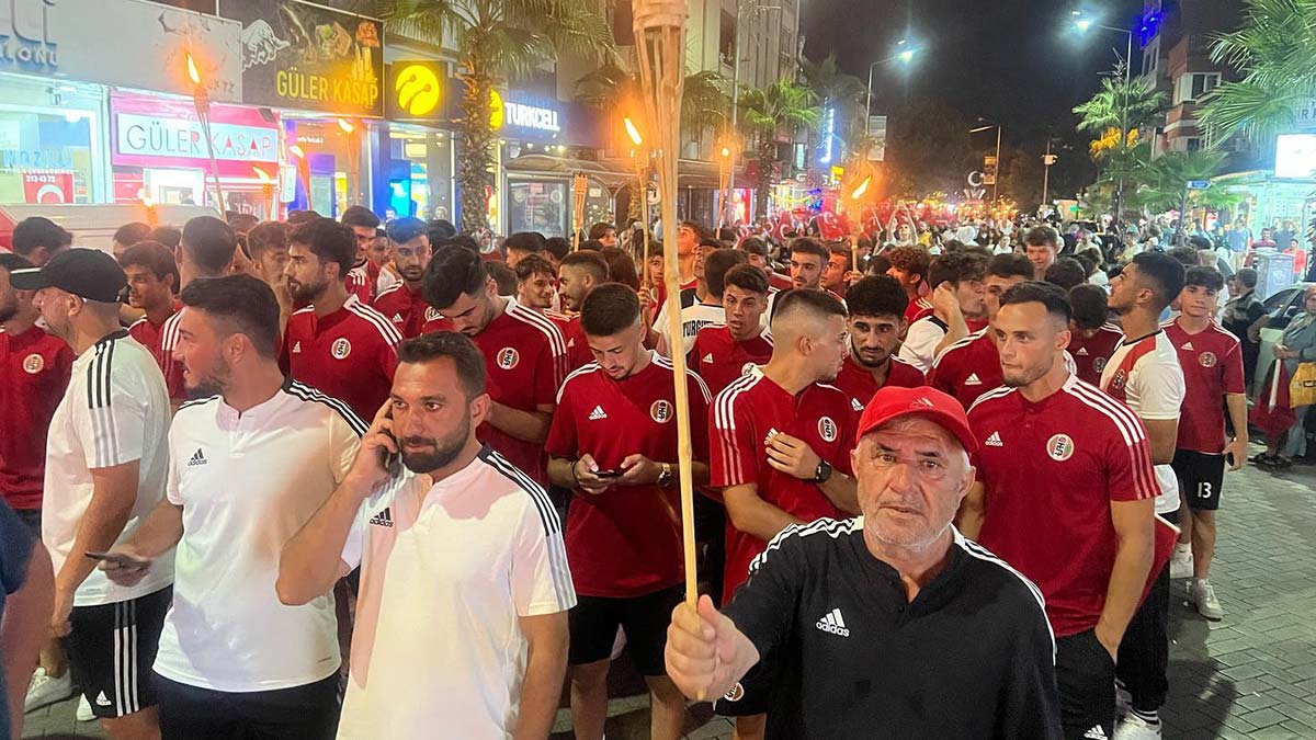 Turgutluspor tam kadro bayram kutladı