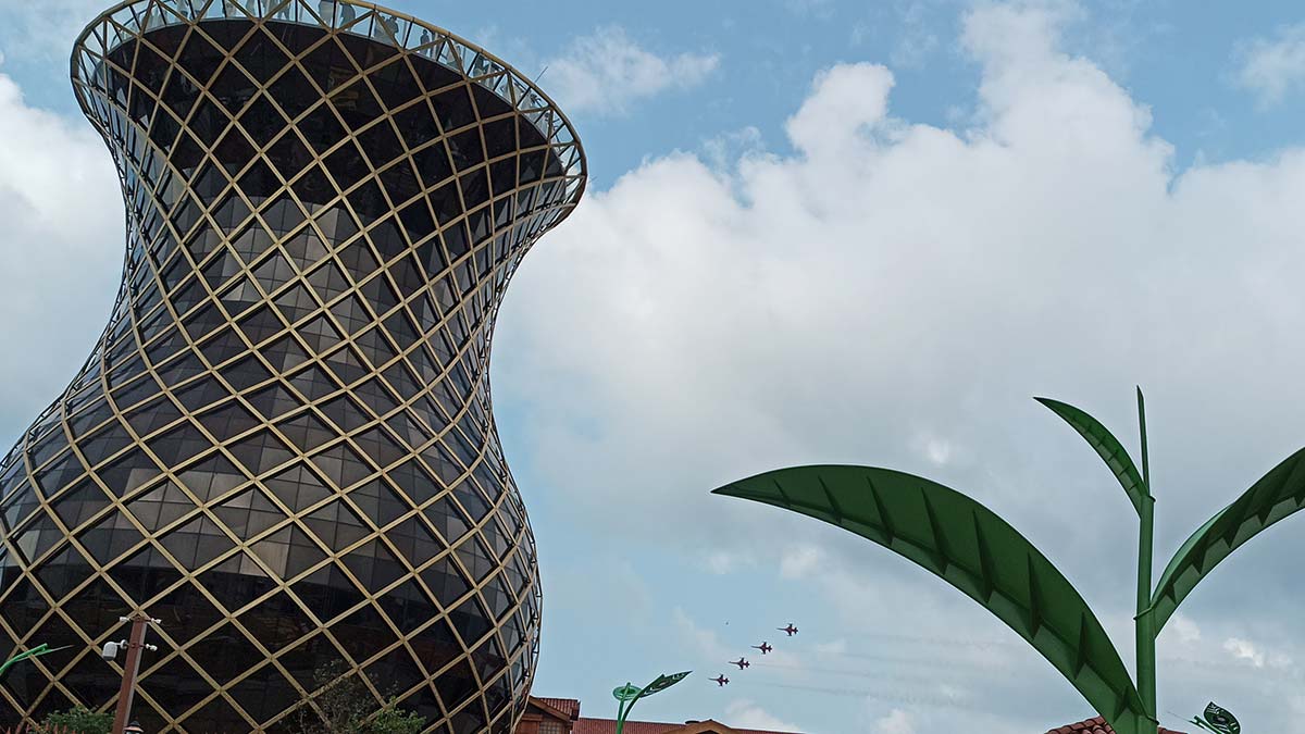 Rize’de Türk Yıldızları’nın ‘TEKNOFEST Karadeniz’ kapsamında gerçekleştirdiği gösteri yoğun ilgi gördü. Türk Yıldızları’nın gösterisini vatandaşlar, cep telefonları ile görüntüledi.