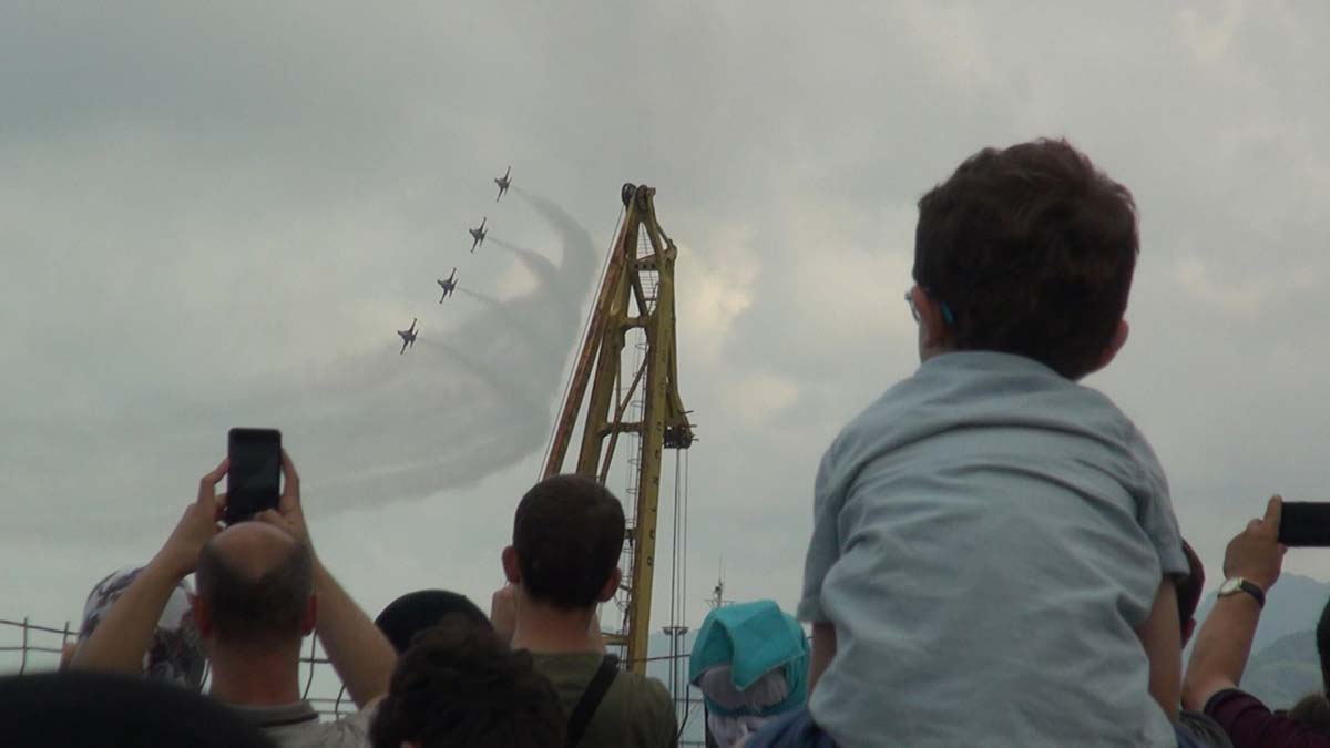 Türk Yıldızları ‘TEKNOFEST Karadeniz’ için uçtu