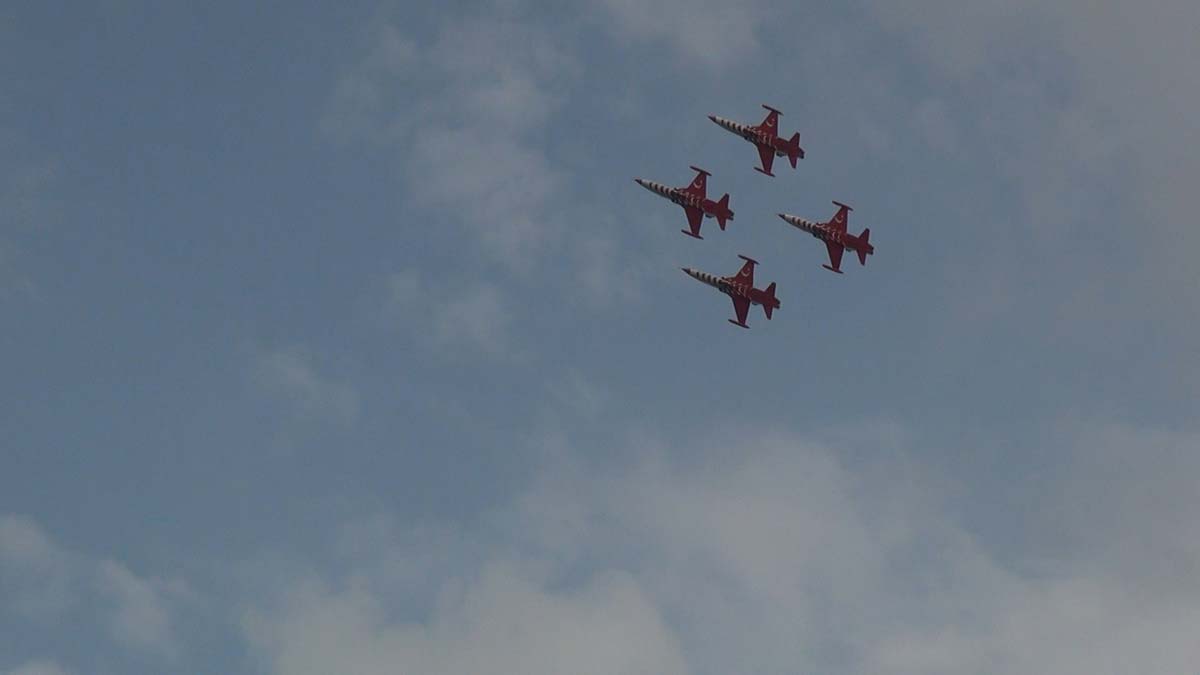 Türk Yıldızları ‘TEKNOFEST Karadeniz’ için uçtu