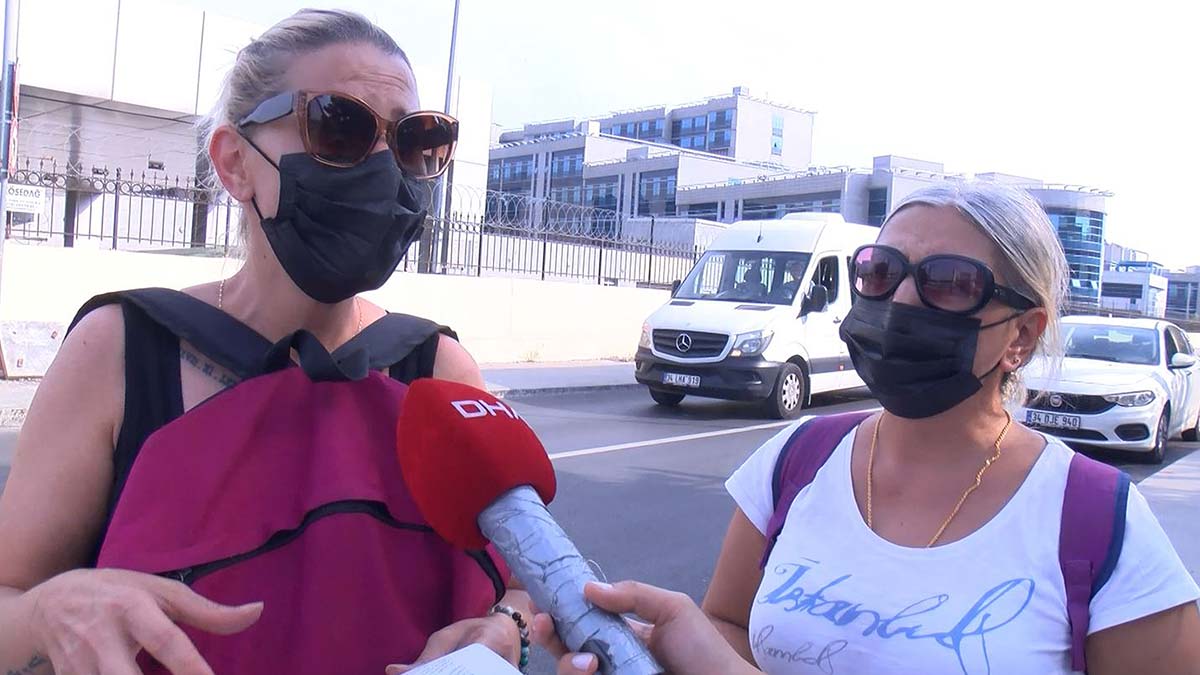 Tuzla'da kendisiyle aynı sitede oturan erkek arkadaşından ayrılmak isteyen hostes, dehşet dolu günler yaşadı. İddiaya göre eli satırlı eski sevgili etrafa tehditler savurdu ardından hem eski kız arkadaşını hem de onunla görüşen komşularını darbetti.