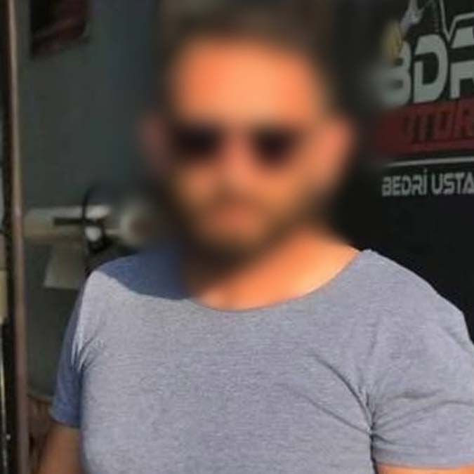 Tuzla'da kendisiyle aynı sitede oturan erkek arkadaşından ayrılmak isteyen hostes, dehşet dolu günler yaşadı. İddiaya göre eli satırlı eski sevgili etrafa tehditler savurdu ardından hem eski kız arkadaşını hem de onunla görüşen komşularını darbetti.