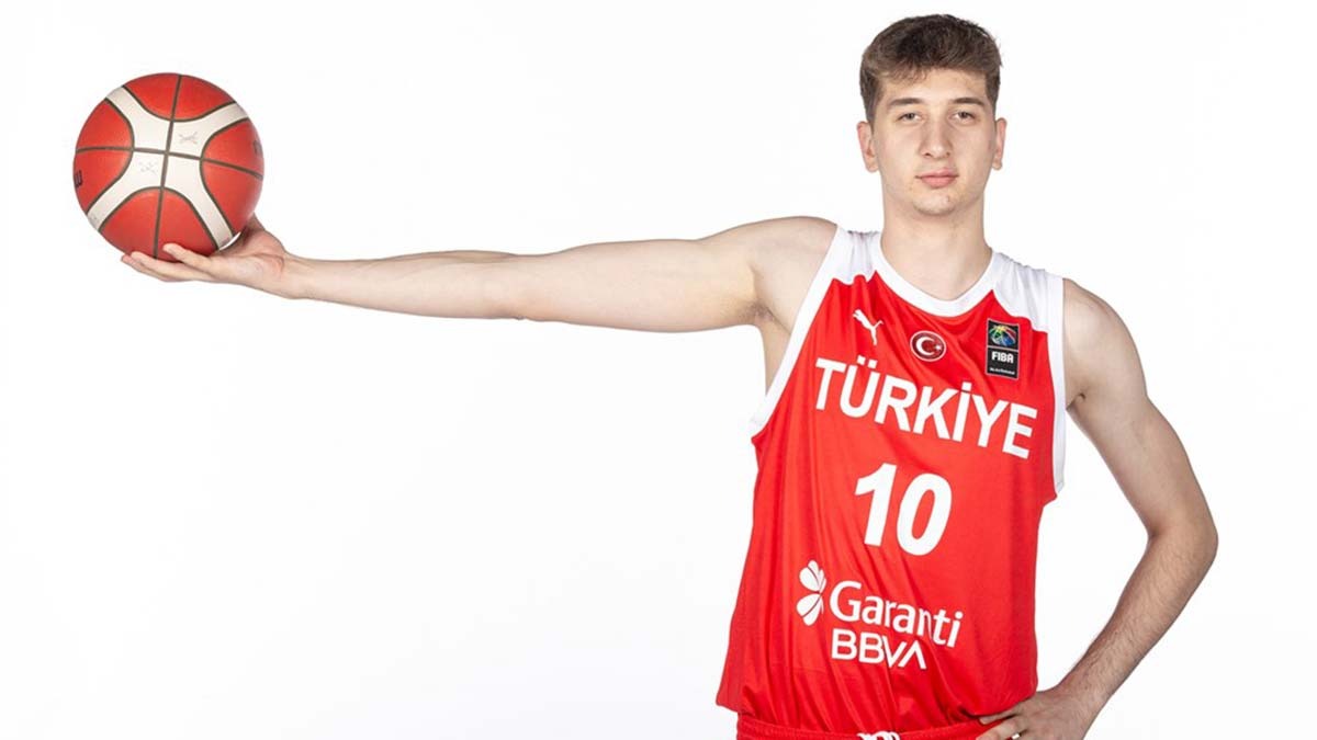 İzmir'in ev sahipliğinde düzenlenen FIBA U18 Avrupa Basketbol Şampiyonası'nda ay-yıldızlı ekibimiz finale çıkıp şampiyonluğu kıl payı İspanya'ya kaptırırken, turnuva biter bitmez millilerin İzmirli yıldızları transferde gözde oldu.