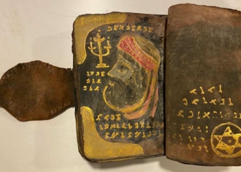 Üzerinde İbranice semboller olan deri kitap ele geçirildi