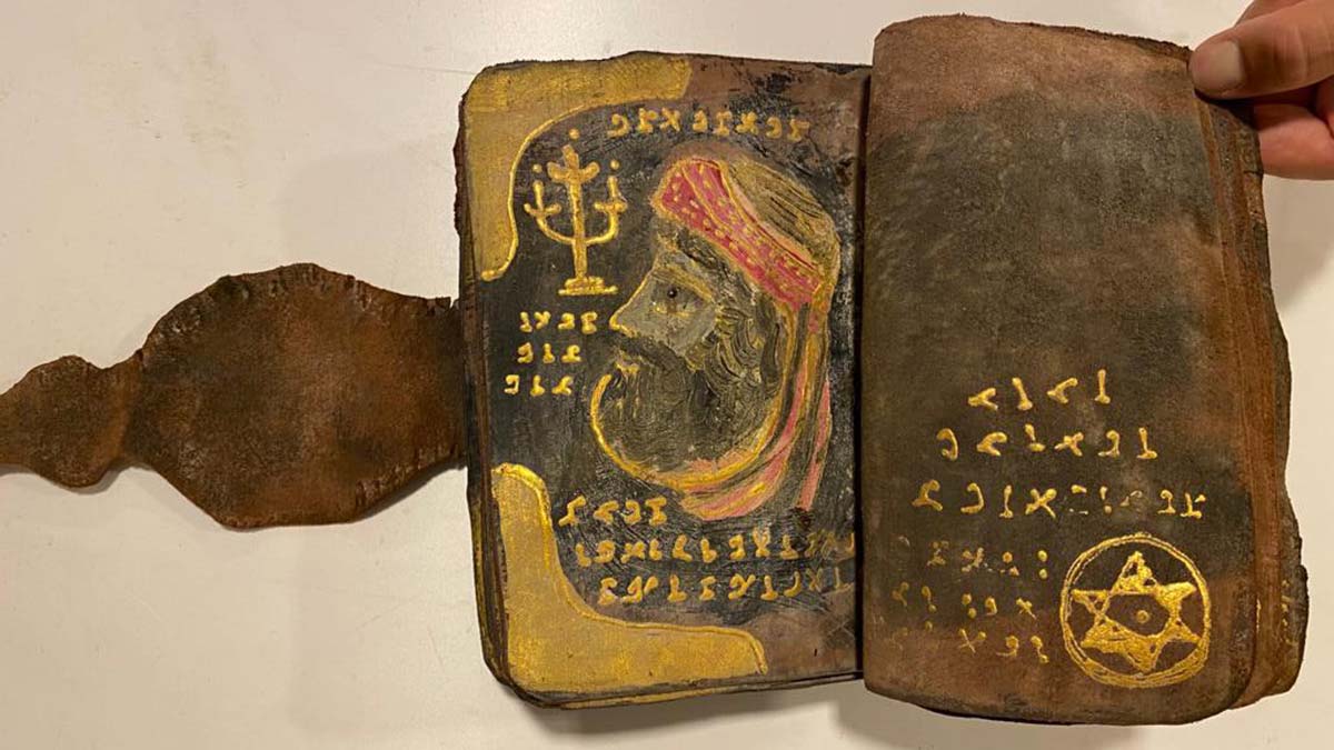 Üzerinde İbranice semboller olan deri kitap ele geçirildi