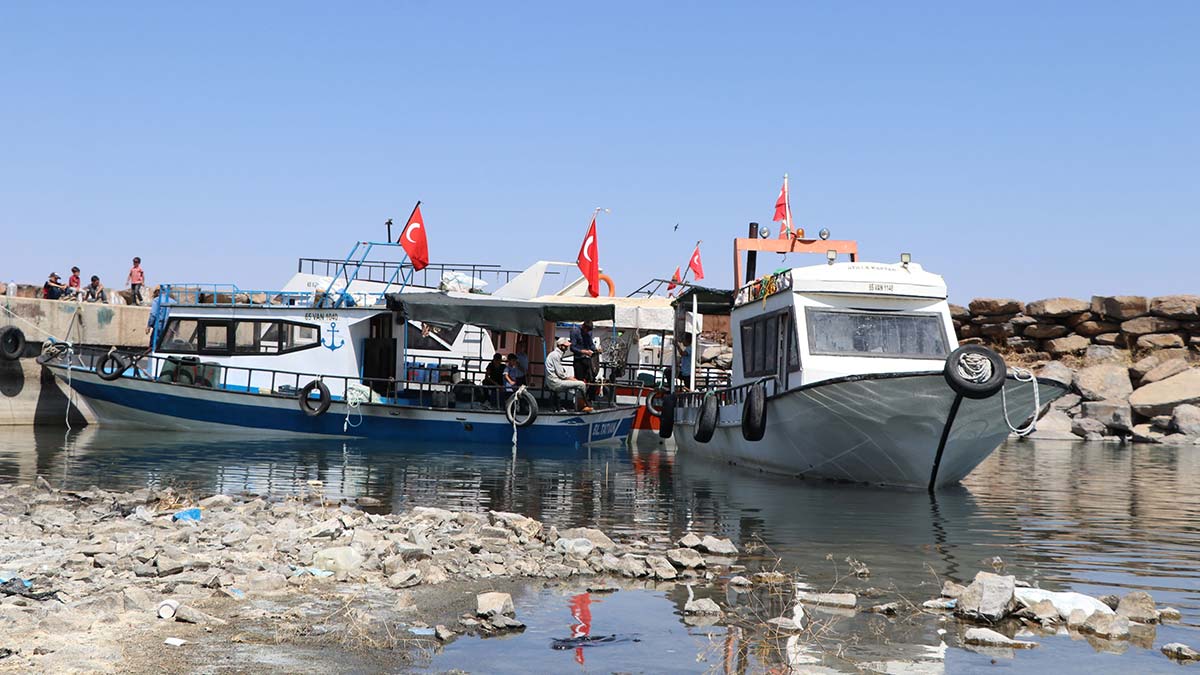 Van Gölü'nün su seviyesi düşünce Tuşba ilçesine bağlı Adır Mahallesi'ndeki barınakta balıkçı tekneleri karaya oturdu.