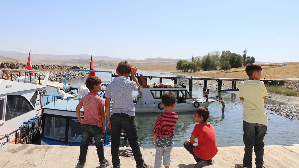 Balıkçı tekneleri karaya oturdu