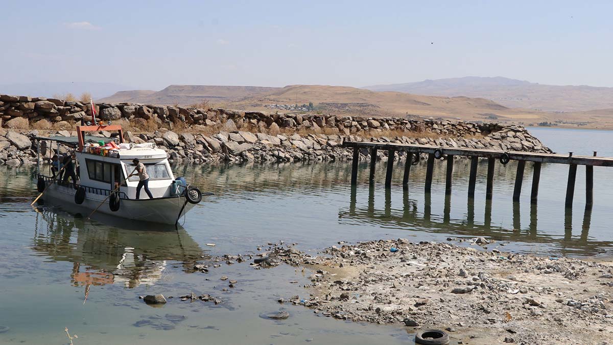 Balıkçı tekneleri karaya oturdu