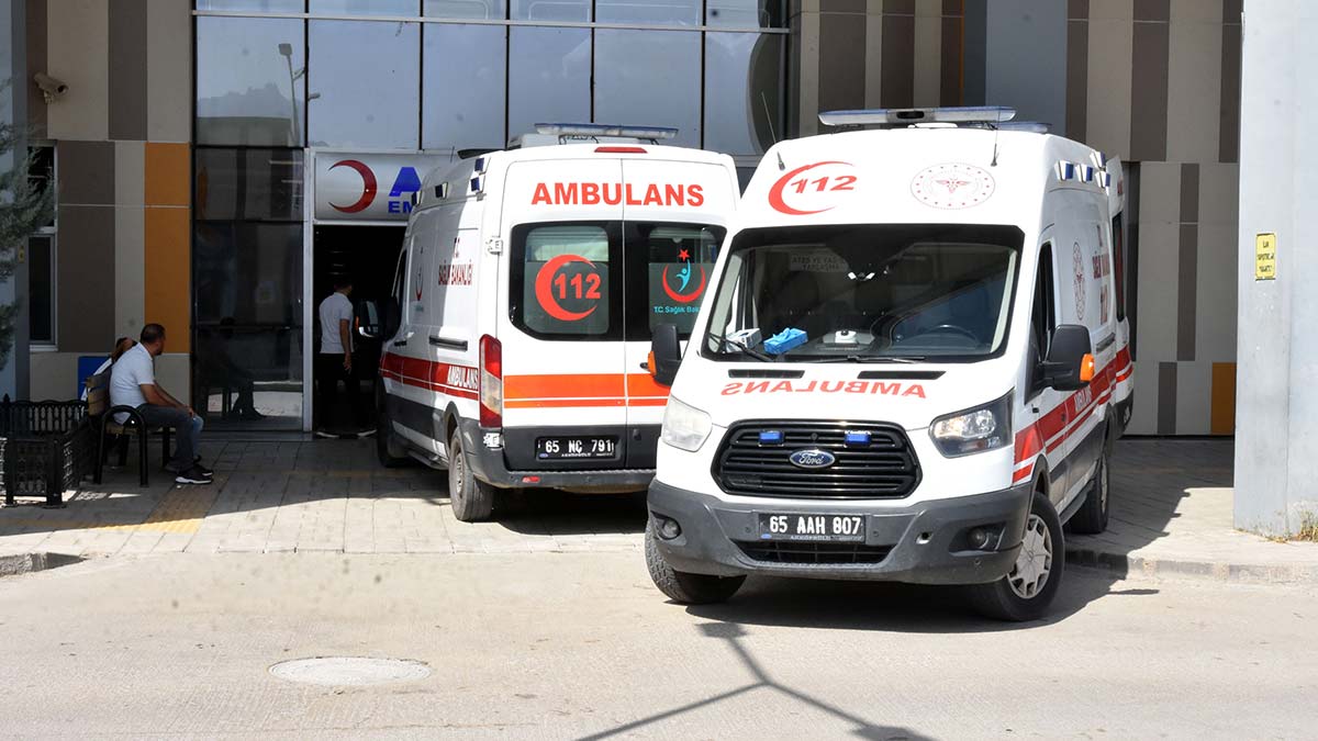 Van'da sahte içki içtikten sonra fenalaşıp, hastaneye kaldırılanlardan 2 kişi daha hayatını kaybetti. Kentte sahte alkolden ölenlerin sayısı, 4'e yükseldi.