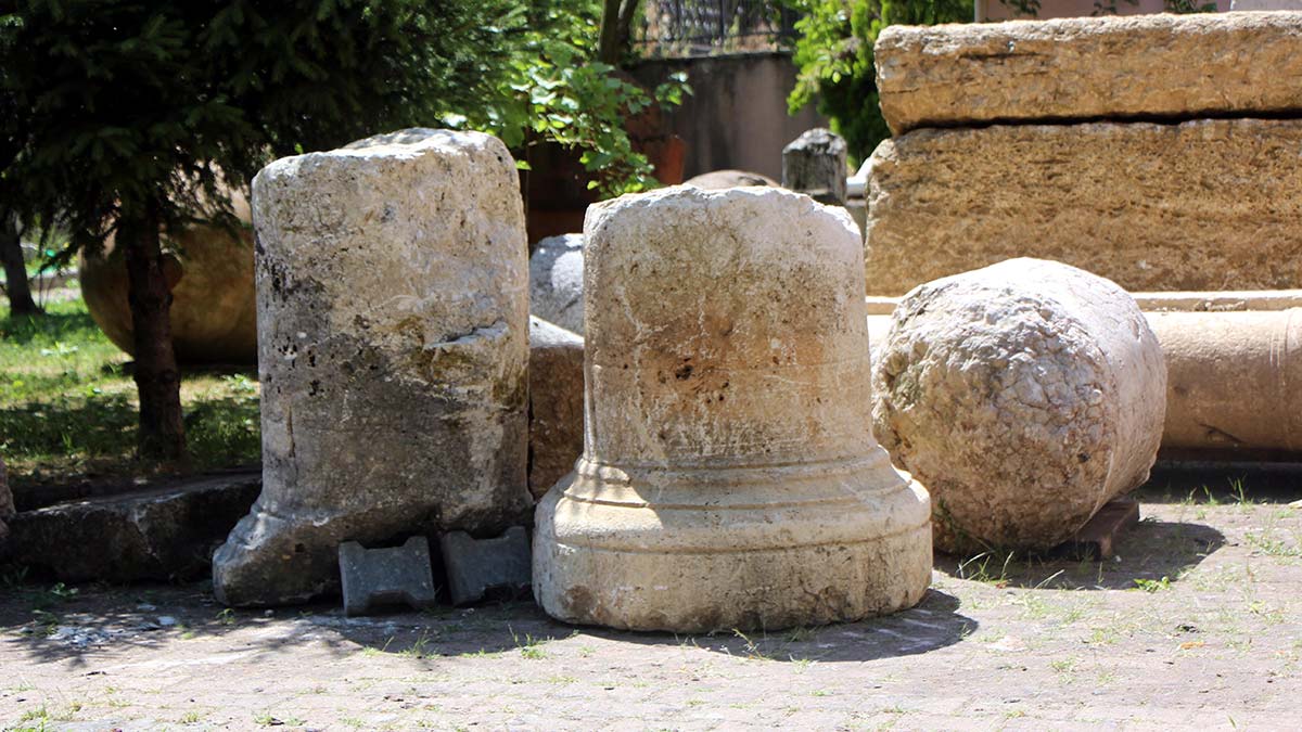 Villanın bahçesindeki 2 tarihi sütun korumaya alındı