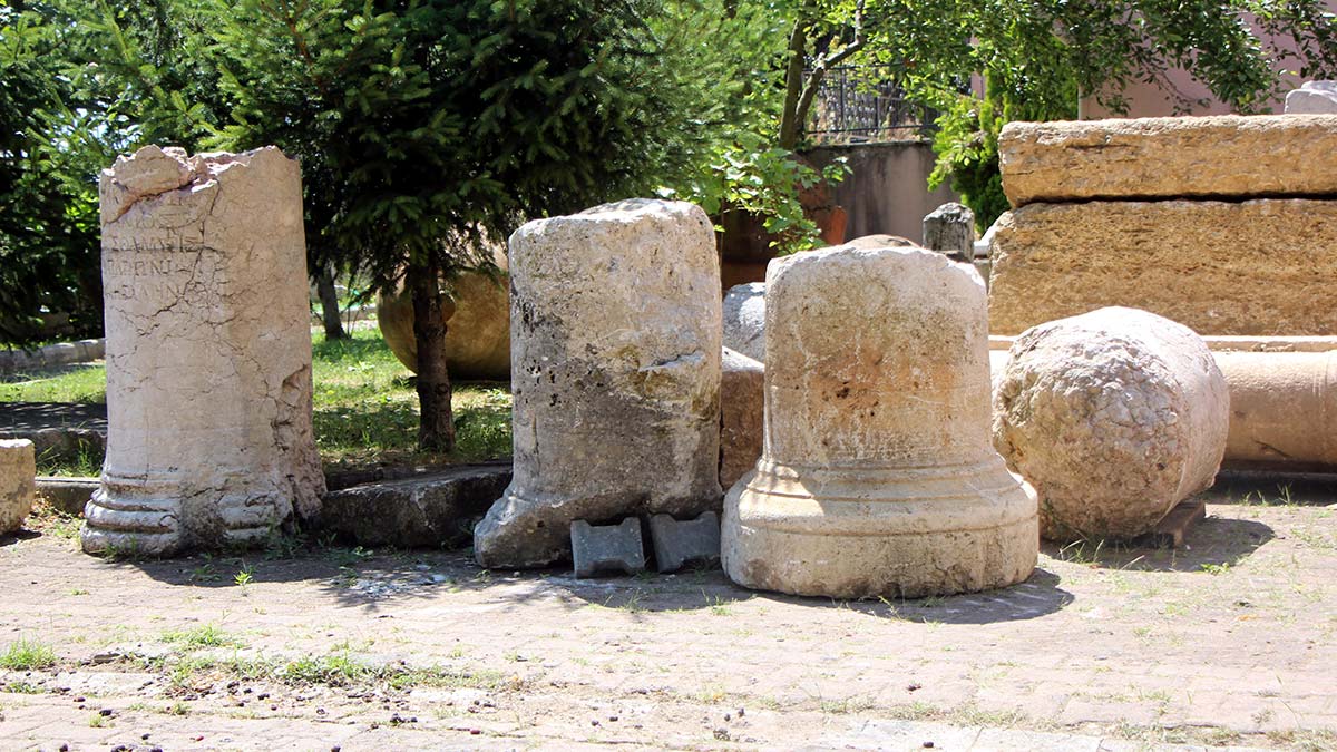 Villanın bahçesindeki 2 tarihi sütun korumaya alındı